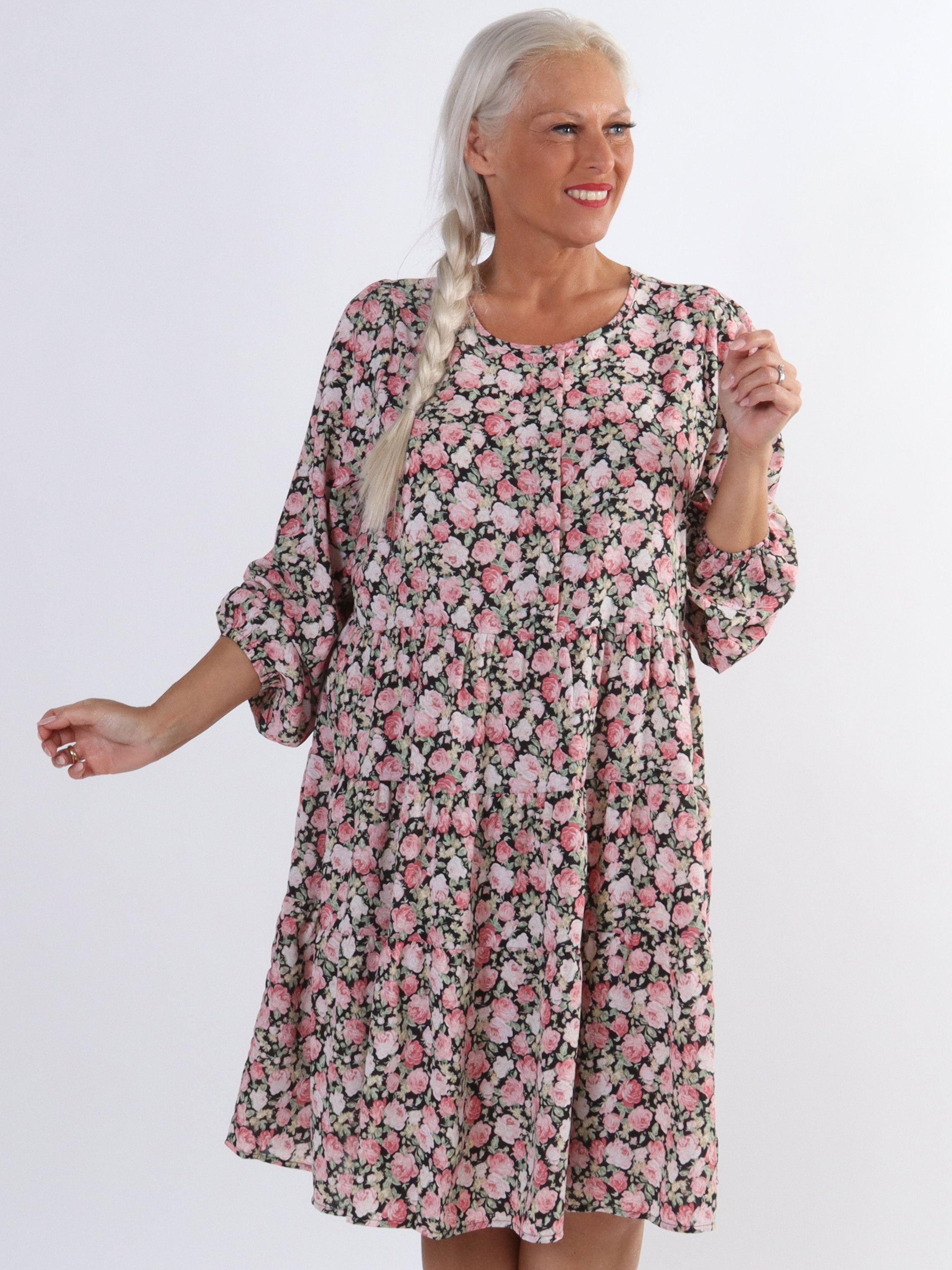 Hannah - Sød blomstret kjole med lag på lag look